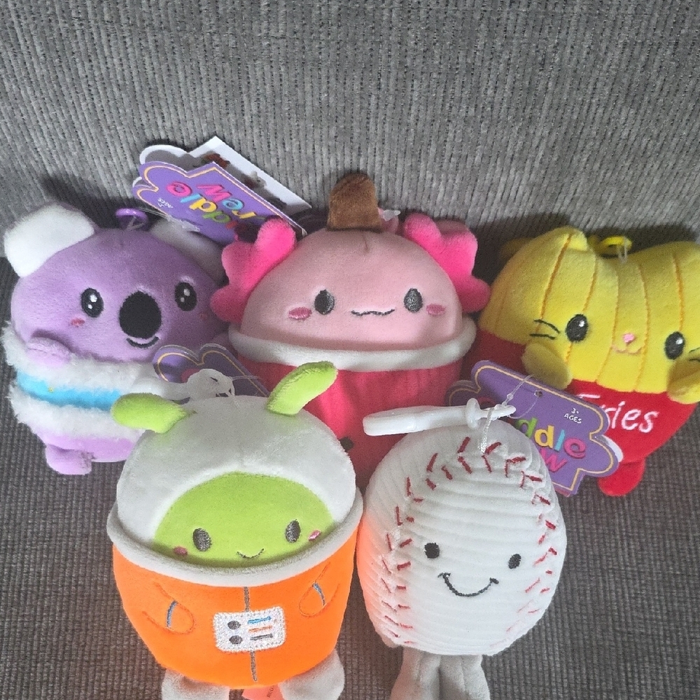 Cuddle Crew Plush Toys With Keychain Attachment For Backpacks - Picture 8 of 10